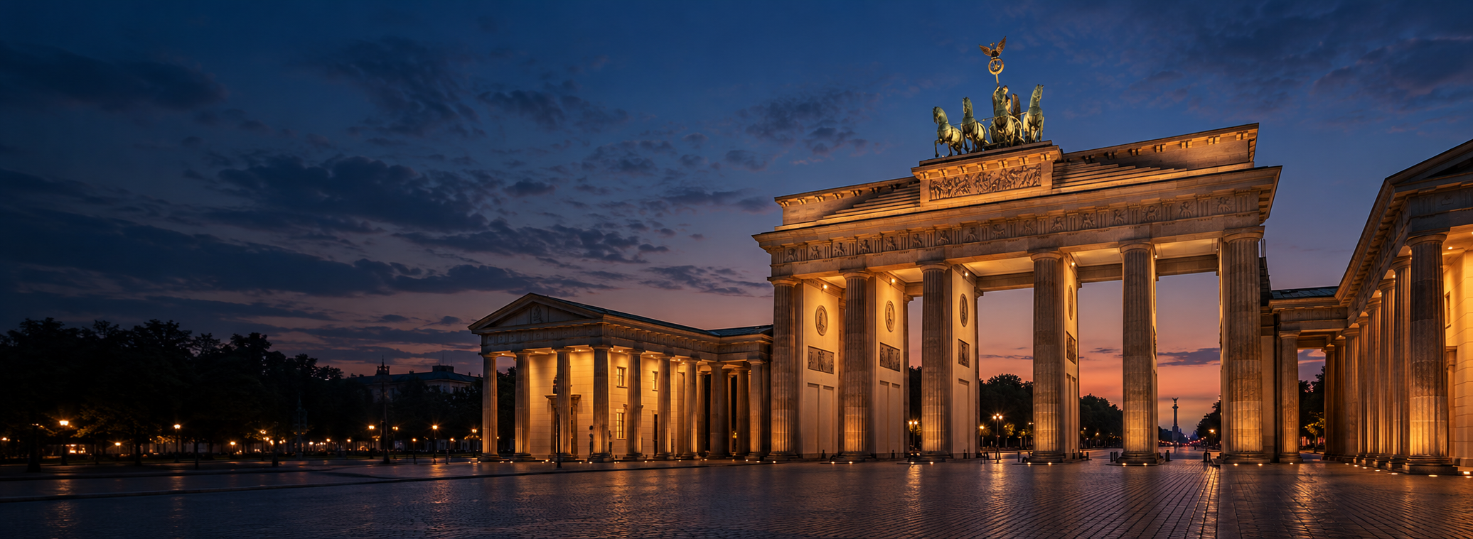 Das beleuchtete Brandenburger Tor in Berlin bei Dämmerung