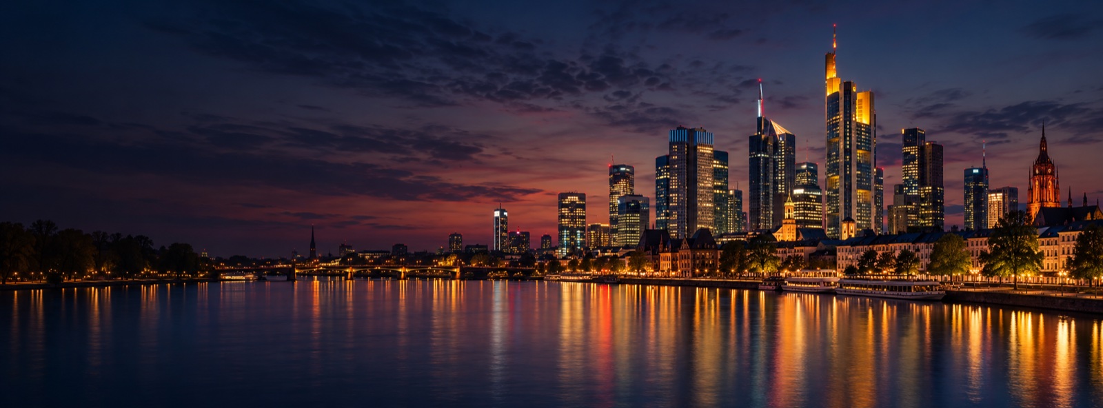 Stadtmotiv aus Frankfurt bei Abenddämmerung
