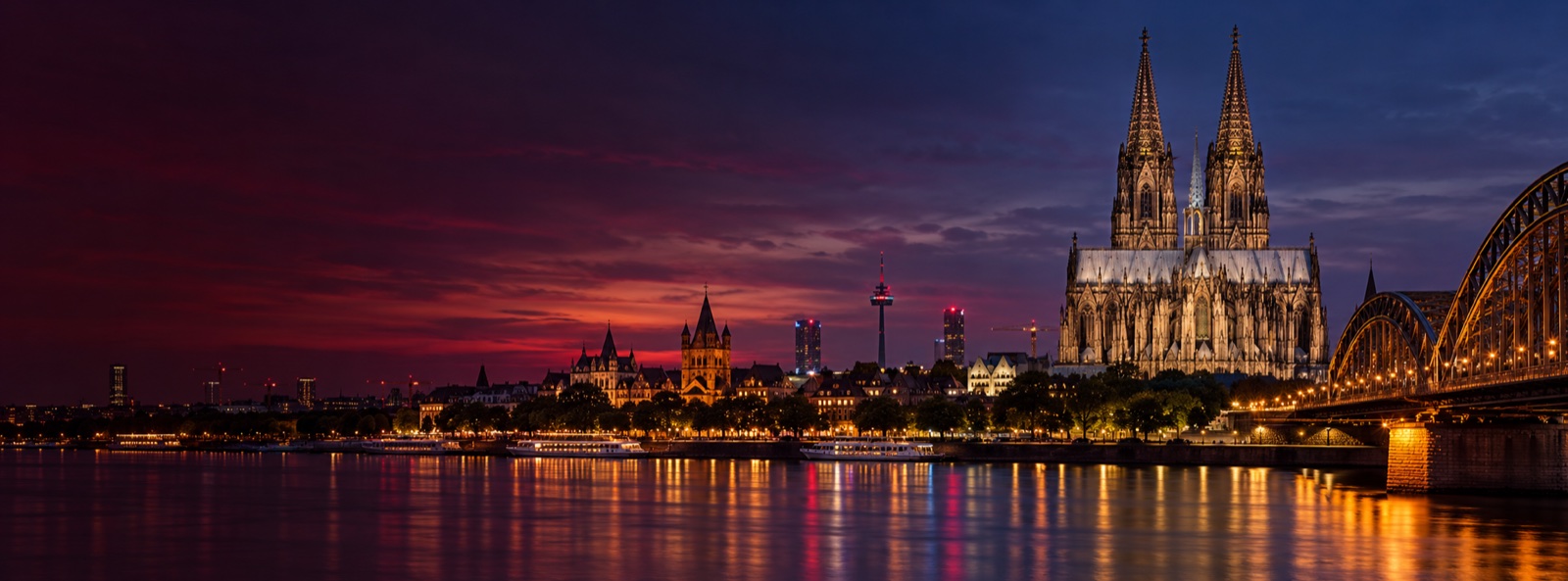Stadtmotiv aus Köln bei Abenddämmerung