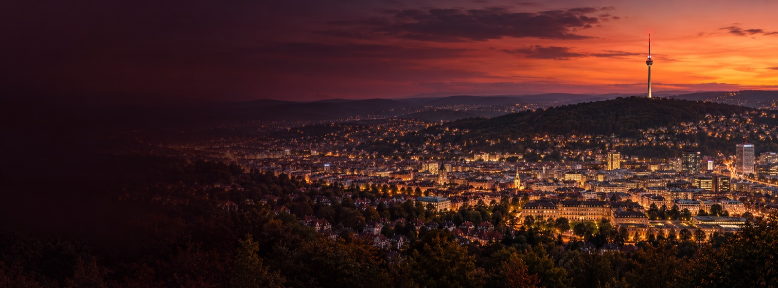 Stadtmotiv aus Stuttgart bei Abenddämmerung